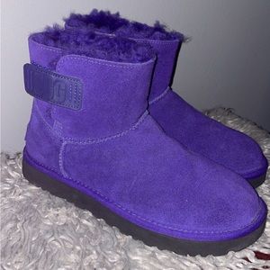 Woman’s purple uggs size 7